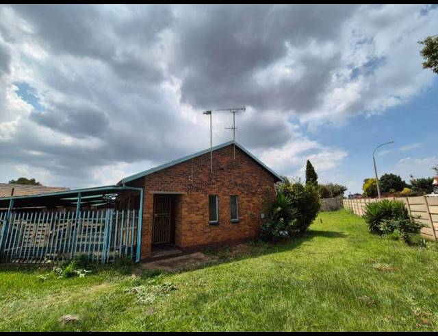 3 BEDROOM HOUSE FOR SALE IN GERMISTON CENTRAL